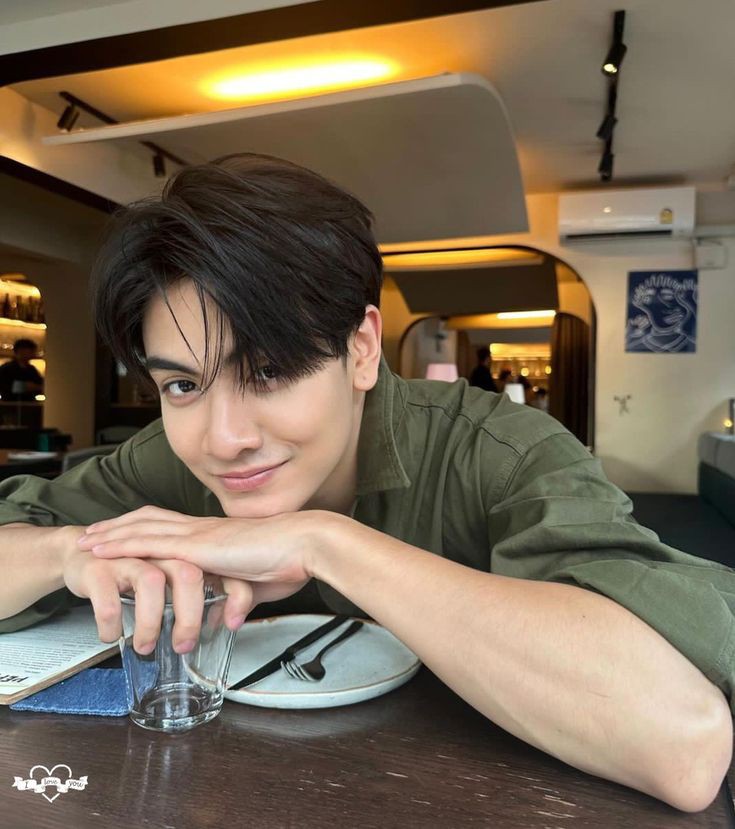 ltsmewillow's tweet photo. yeah, happiness looks really good on him. dont you think? https://t.co/ySq08S907i