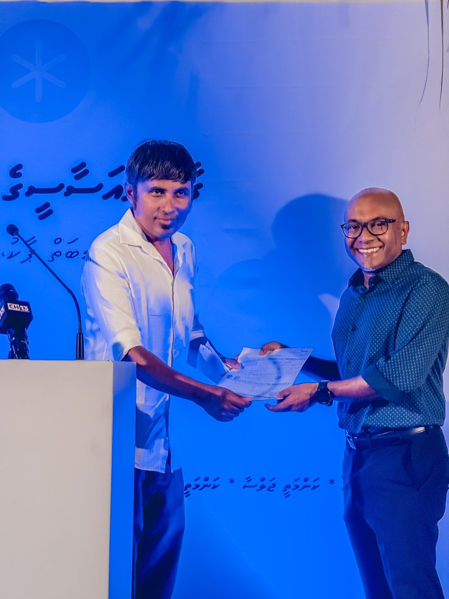 <a href="/zariyand/">Ismail Zariyand</a> <a href="/aekofathih/">Saif Fathih</a> 📸 12 ޑިސެމްބަރު 2024، މާލެ - ސިލްސިލާ ކަންމަތީ ޖަލްސާތަކުގެ 3 ވަނަ އަދަދު: ގާނޫނުއަސާސީގެ ދިފާއުގައި.

ޓެކްސީ ޑްރައިވަރުންގެ އިހުތިޖާޖުގެ އިސްހަރަކާތްތެރިޔާ މުޙައްމަދު ޒާހިރު މިރޭ މި ޕާޓީއާވަނީ ގުޅިވަޑައިގެންފައި. ވަރަށް ބޮޑަށް މަރުހަބާ، ޑްރައިވަރު ޒާހިރު!