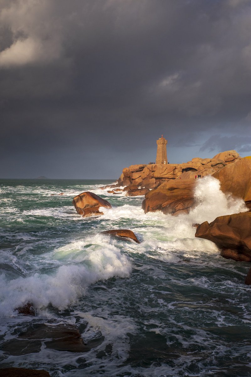 Ciel de plomb, lumière dorée, des vagues.
Quoi de mieux pour contempler cette merveilleuse côte de granit rose à Perros-Guirec.