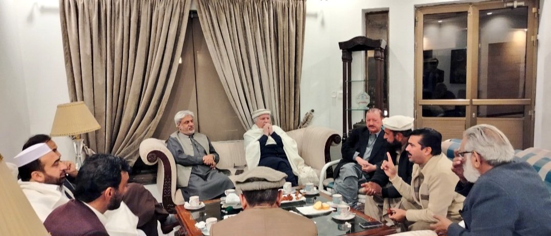 Awan82134's tweet photo. چیئرمین ملک امتیاز،چئیرمین حاجی محمد ارشاد، سینئر نائب صدر پشاورسٹی حاجی فضل رحیم، نائب صدر سٹی ملک آکبر کمبوہ، ممبر صوبائی کونسل آیاز اعوان، صدر #pk81 پیر محمد خان، ڈپٹی انفارمیشن سیکرٹری حیات بھیاء کی شرکت
اس موقع پر سیاسی امور پر تفصیلی تبادلہ خیال ہوا،2/2
@BBhuttoZardari https://t.co/wQ3VZvV5Gw