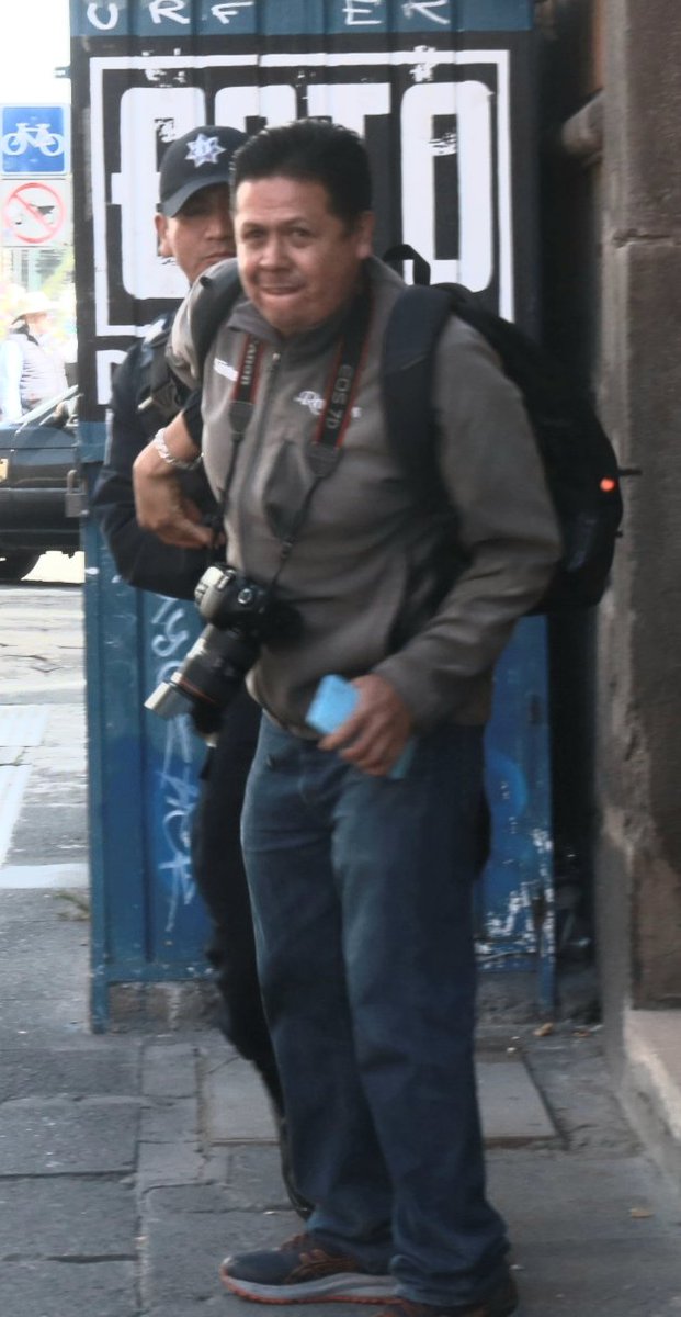 oscarebh's tweet photo. Mientras realizaba mi trabajo periodístico este oficial de la policía estatal, me sometió y agredió verbal y físicamente dejándome el brazo marcado @SSPGobPue https://t.co/Ap91jKDtdP