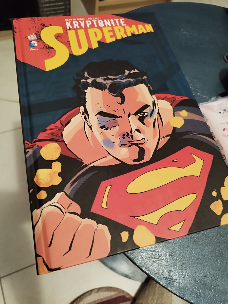 Je ne connaissais pas ce récit des grands et regrettés Darwin Cooke et Tim Sale

Superman découvre sa vulnérabilité à la kryptonite mais comprend aussi des choses sur sa vie en tant que Clark

C'est magnifique, tout en empathie et en justesse dans les relations et les dessins