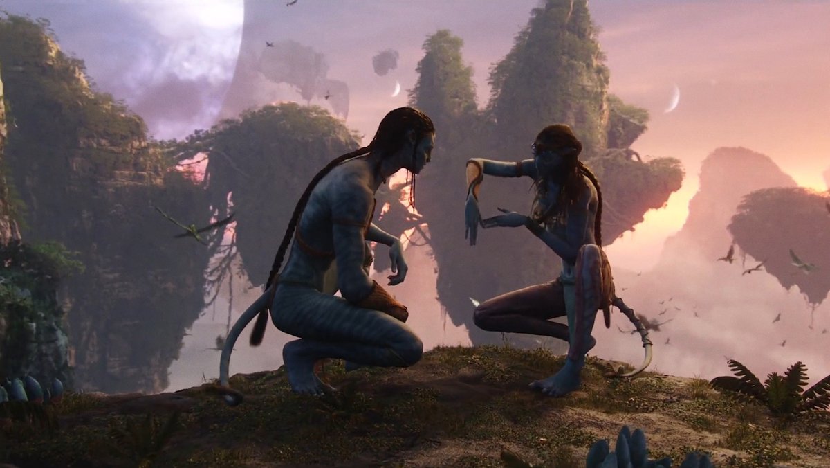 JackOCine's tweet photo. James Cameron coordonne sa passion pour la science-fiction, ses valeurs écologistes, son ambition autour des nouvelles technologies et son amour pour les récits universels, et accouche d'un blockbuster qui tire légèrement vers le bleu : la révolution #Avatar fête ses 15 ans. https://t.co/oJzXVninWB