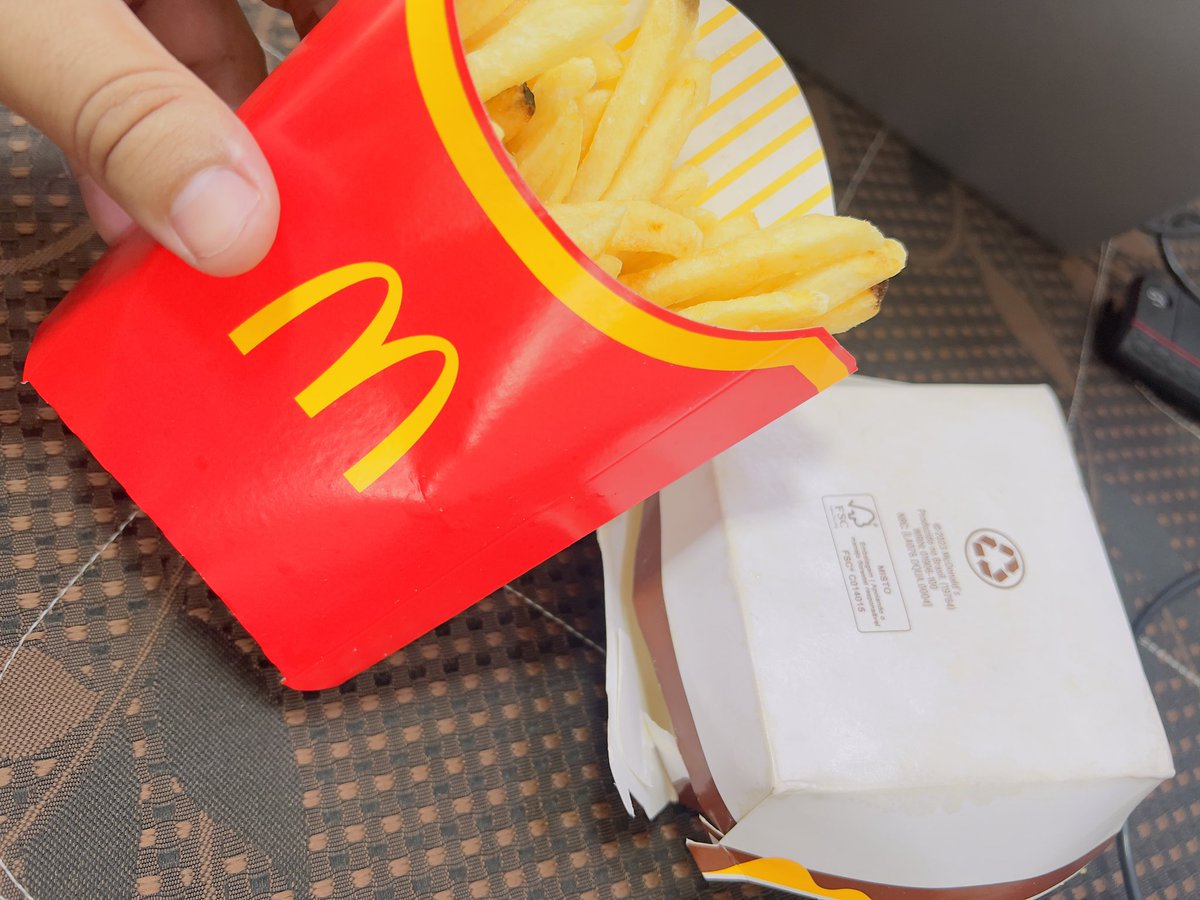 Lucas_rooux's tweet photo. Lanche gelado mergulhado na coca e batata fria @McDonalds_BR @McDonalds já foi melhor 🤦🏻‍♂️ https://t.co/LG3mCxx6Zr