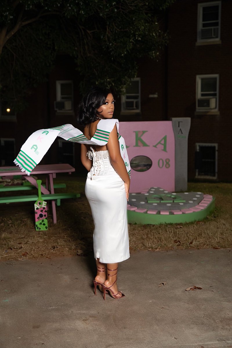 KaylaaDanea's tweet photo. pretty girls get degrees💓 https://t.co/bqI68tY1J1