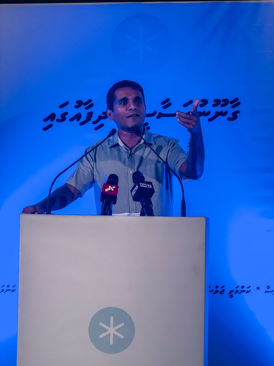 <a href="/zariyand/">Ismail Zariyand</a> <a href="/aekofathih/">Saif Fathih</a> <a href="/Imthiyazfahmy/">𝐈𝐦𝐭𝐡𝐢𝐲𝐚𝐳 𝐅𝐚𝐡𝐦𝐲</a> 📸 12 ޑިސެމްބަރު 2024، މާލެ - ސިލްސިލާ ކަންމަތީ ޖަލްސާތަކުގެ 3 ވަނަ އަދަދު: ގާނޫނުއަސާސީގެ ދިފާއުގައި.

މިދިޔަ ރިޔާސީ އިންތިހާބުގައި ވާދަކުރެއްވި ޕާޓީގެ ރިޔާސީ ކެންޑިޑޭޓް <a href="/ilyas_labeeb/">Ilyas Labeeb 🎈</a>