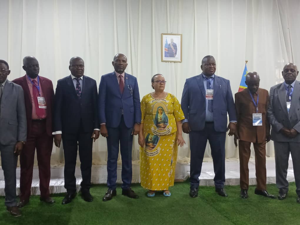 betordc's tweet photo. #RDC : le ministère de la Fonction publique organise un atelier de vulgarisation des textes légaux du Senapi

Le ministère de la fonction publique par l'entremise de l'Inspection générale de l'administration publique (IGAP) a lancé ce jeudi 12 décembre un atelier de vulgarisation des textes légaux et réglementaires relatifs à la gestion des ressources humaines de l'État qui se tient au sein du Service national des approvisionnements et de l'imprimerie (Senapi) à Kinshasa. 

Organisée en collaboration avec le ministère du budget, cette activité qui va jusqu'au 20 décembre prochain s'inscrit dans le cadre de renforcement de capacité du personnel du Senapi.

Selon directeur administratif et financier du Senapi, Octave Iyaka Bonkongola, qui a représenté le directeur général de ce service, la réforme de la gestion des ressources humaines dans la fonction publique repose avant tout sur la connaissance approfondie et une compréhension partagée des textes législatifs et réglementaires qui en régissent le fonctionnement. Cet atelier, poursuit Octave Oyaka, vise à rendre accessible à tous les acteurs du Senapi, qui en sont les bénéficiaires, les textes qui régissent leur quotidien.

« Aujourd'hui, nous franchissons une nouvelle étape en nous engageant dans un processus de vulgarisation de ces textes. Ce programme vise, sans doute, à rendre accessibles à tous les acteurs de notre Service, qu'ils soient hauts fonctionnaires, cadres supérieurs ou agents, les textes qui régissent leur quotidien. De ce fait, cette activité ne doit pas être perçue comme une simple transmission d'information, mais plutôt comme un véritable vecteur de changement de comportement et du rendement efficient dans le chef des agents de notre jeune service », a-t-il déclaré. 

De son côté, Benoit-Patrice Tupa, directeur de cabinet du ministre de la fonction publique, a expliqué dans son mot de lancement que cet atelier se veut un cadre pédagogique et innovant dans la gestion de la carrière des agents de carrière des services publics de l'Etat affectés au Senapi. Pour lui, cet atelier va permettre à chaque agent de maîtriser les procédures de gestion de la carrière et minimiser les risques liés à toutes formes d'irrégularités administratives qui pourraient causer des préjudices.

« Cet atelier est donc une convention purement technique et didactique qui permettra non seulement à la direction du Senapi de mieux implémenter la législation, les normes, directives et mécanismes de gestion du personnel du régime général de l'administration publique, mais également à chaque agent de maîtriser les procédures de gestion de la carrière et minimiser les risques liés à toutes formes d'irrégularités administratives qui pourraient causer des préjudices, contentieux ou litiges entraînant parfois des dommages dans la carrière des agents des services publics de l'Etat », a déclaré Benoît-Patrice Tupa. 

Cet atelier est assuré par inspecteurs de l'Igap et autres experts du ministère de la fonction publique.

Bernard MPOYI