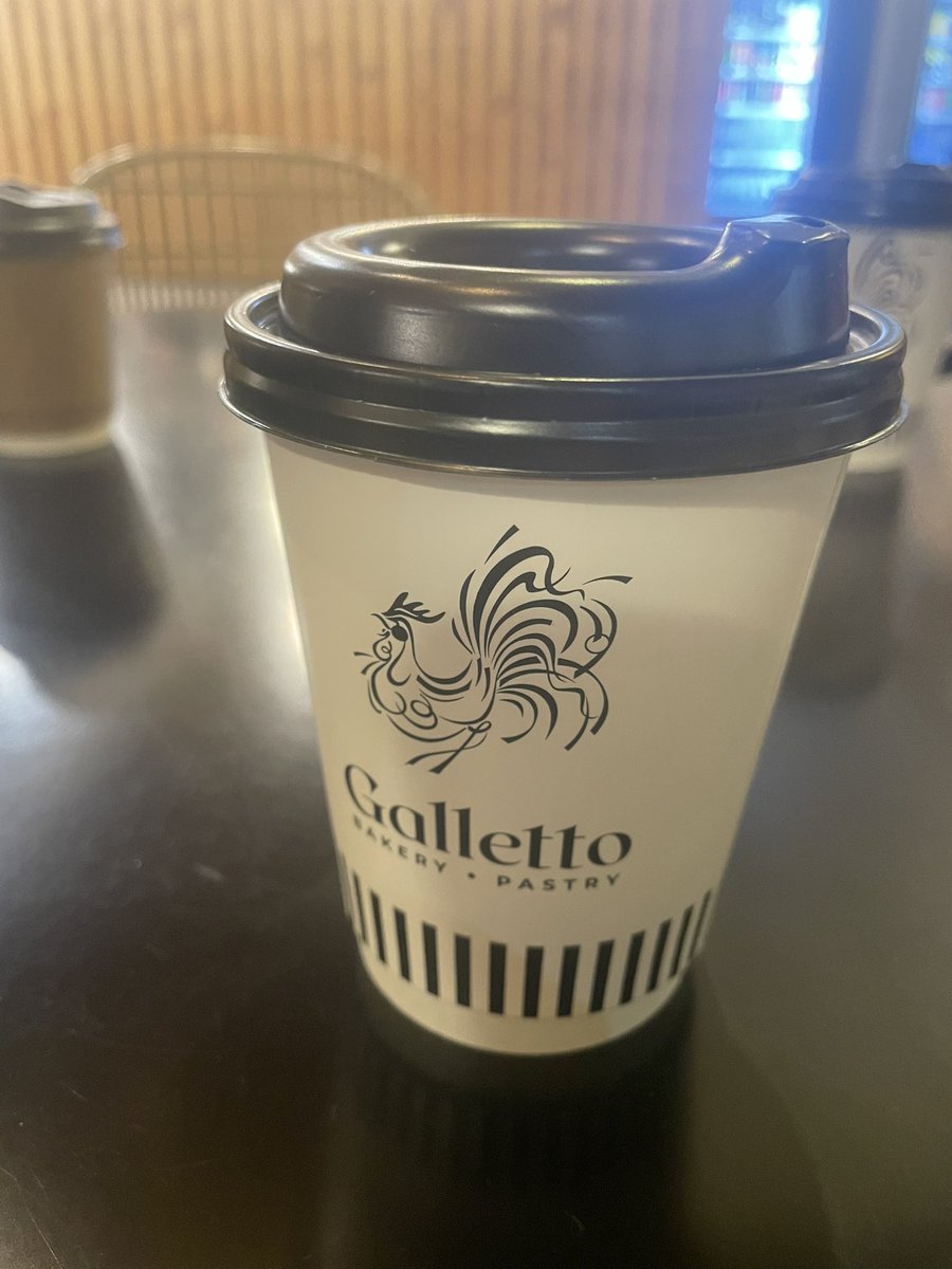 ilki Türkiyeden bir kahve zincirinden, ikincisi ise yurtdışından. Plastik kalitesi arasında dağlar kadar fark var!