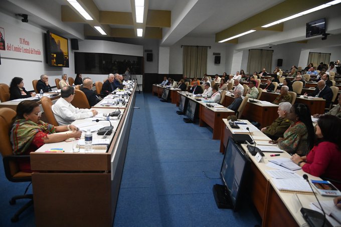 Con la presencia del Comandante de la Revolución Ramiro Valdés Menéndez y  el Comandante del Ejército Rebelde José Ramón Machado Ventura, el #IXPlenoCC  tiene en la agenda este jueves. #SanctiSpíritusEnMarcha 
#UnidosXCuba .
