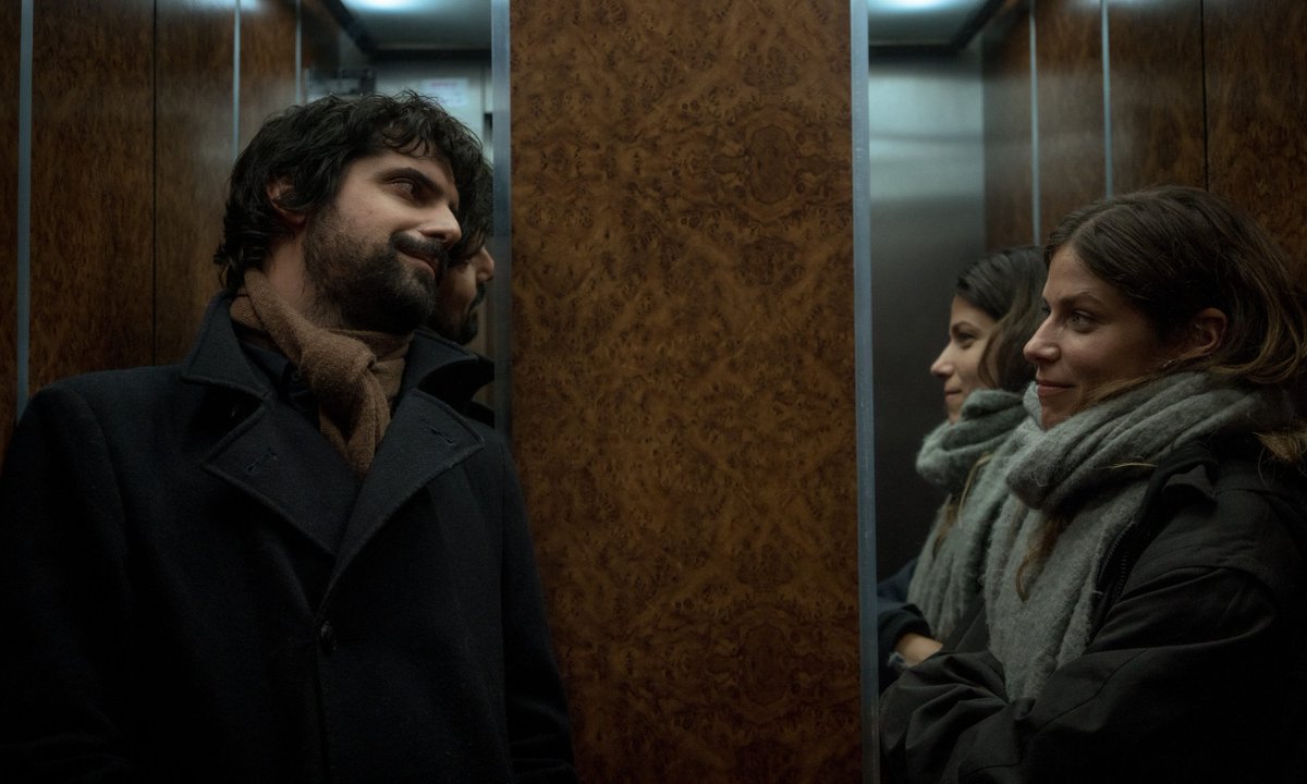 Algo que siempre me ha atraído de los thrillers de Sorogoyen ('Que Dios nos perdone', 'El reino', 'Antidisturbios') es su capacidad de construirlos sobre un naturalismo, un costumbrismo, que surge de esos personajes interpretados y escritos (junto a Isabel Peña) con realismo.