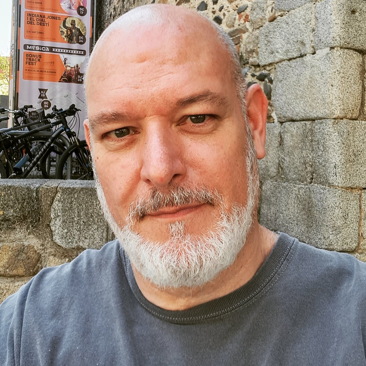 Recorda, creador, que sempre tindràs 4 tipus de públic i que, per diferents motius, allò que fas:

1) Li agradarà i t'ho dirà.
2) Li agradarà però t'ho criticarà.
3) No li agradarà però et dirà que ha estat meravellós.
4) No li agradarà i t'ho dirà.

I cap t'ha d'importar. 😉🤷‍♂️