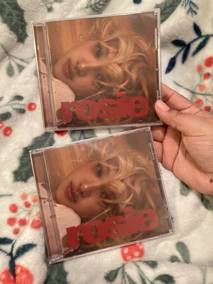nerdy_julith's tweet photo. I was so happy to receive my rosie signed CD’s today that I got for me and my friend from Rosé’s official shop during the initial drop and they came unsigned 😭💔 

@numberoneHQ please help with this! https://t.co/0XvbNpDiEq