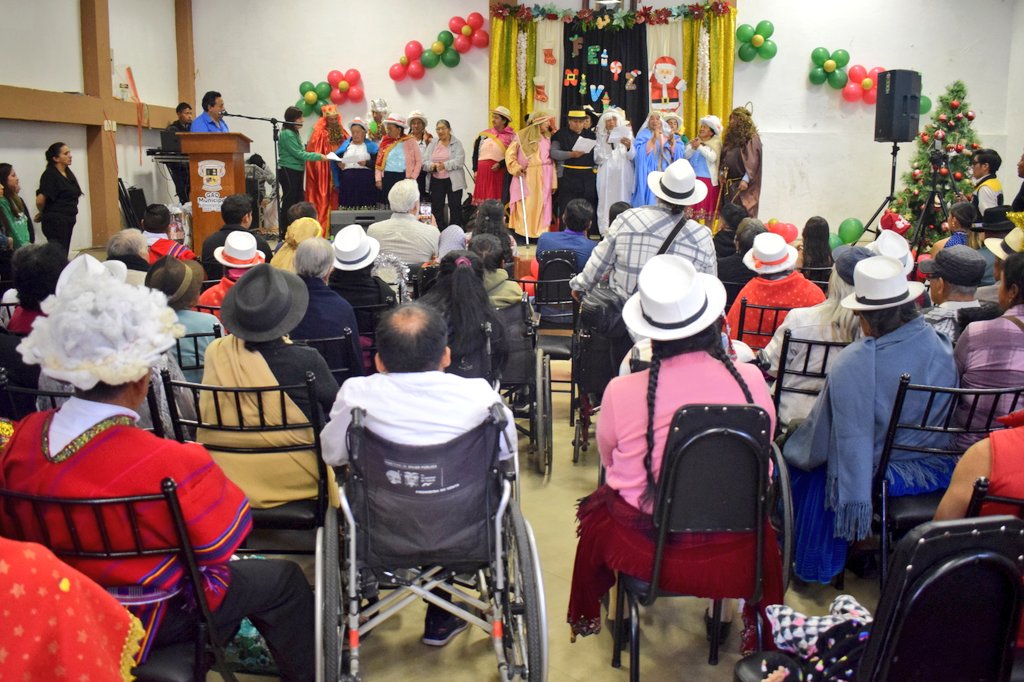 goberazuay's tweet photo. 📍#SanFernando|| Junto al GAD Municipal, Tenencia Política, Comisaría y @AzuayInclusiva6 se realizó el programa navideño para grupos de atención prioritaria (adultos mayores y personas con discapacidad).
🫱🏽‍🫲🏾El trabajo entre gobierno central y local es por y para nuestra comunidad. https://t.co/BOGODvdxjp