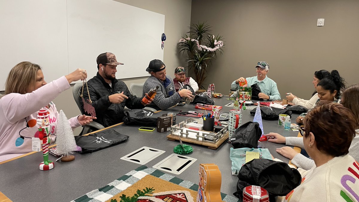 hannareporting's tweet photo. Tis the Sesaon..Secret Santa Festivities!๐
#JollyFun๐ #SecretSanta๐ #HannaTeam #CourtReporting https://t.co/Y5HawCxYuE