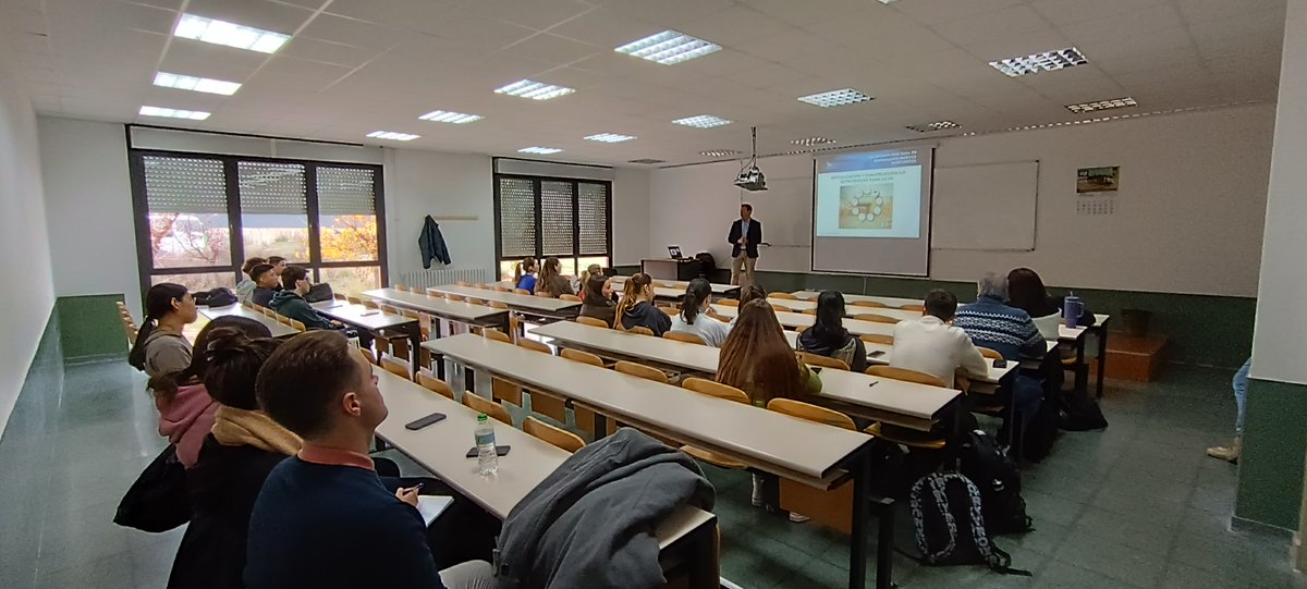 eupla_campus's tweet photo. Alumnado de 3º y 4º de Arquitectura Técnica ha asistido hoy a la charla “el papel del arquitecto técnico y el papel del colegio profesional” en la que han podido conocer mejor la situación del sector de la mano de Lucio de la Cruz, Gerente del @Coaatz
#EUPLA #estudiantes #charla https://t.co/YMgmsLaMqP