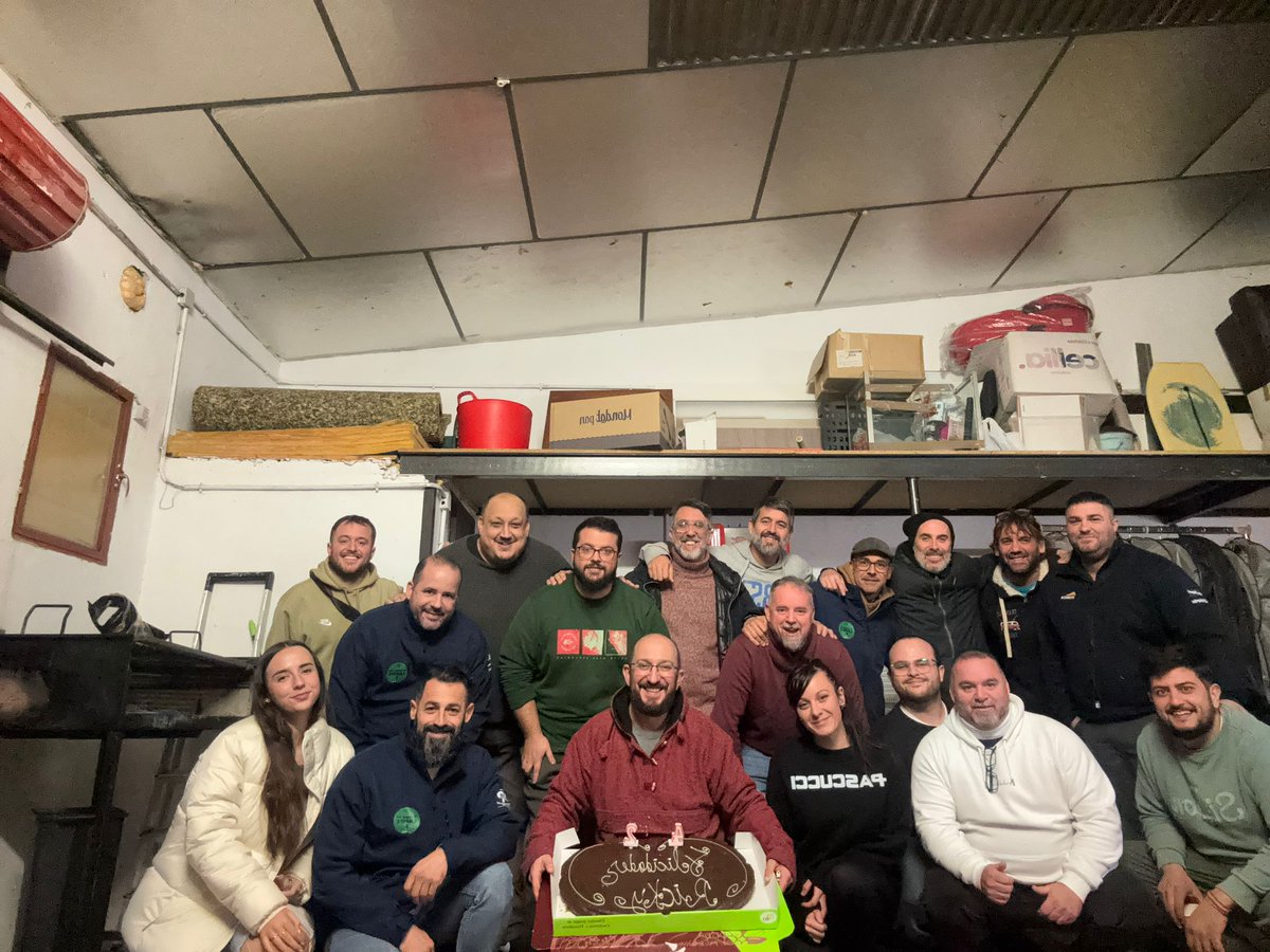 LaMurgadelCAMM's tweet photo. Pues en el ensayo de ayer le tocó al "dire" cumplir con la tradición. https://t.co/gHOrzuaZiV