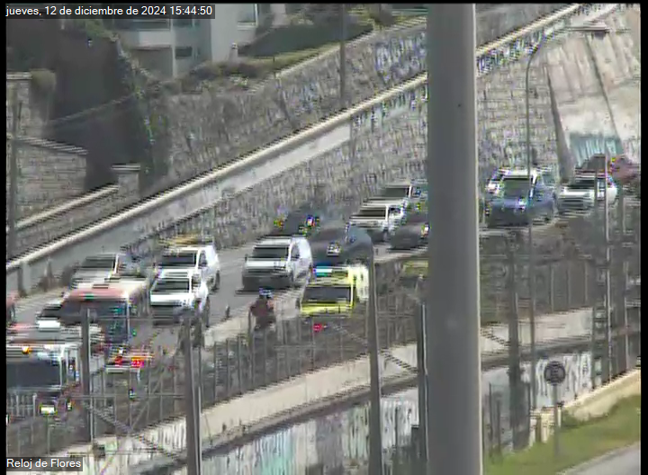 TTIValparaiso's tweet photo. ACTUALIZACIÓN [15:45] #ViñaDelMar: Equipos de emergencia trabajan en el lugar. Se mantiene INHABILITADO paso bajo nivel de Puente Capuchinos y habilitadas tres pistas de Avenida España en dirección a centro de la comuna https://t.co/FNwDEkvEDe