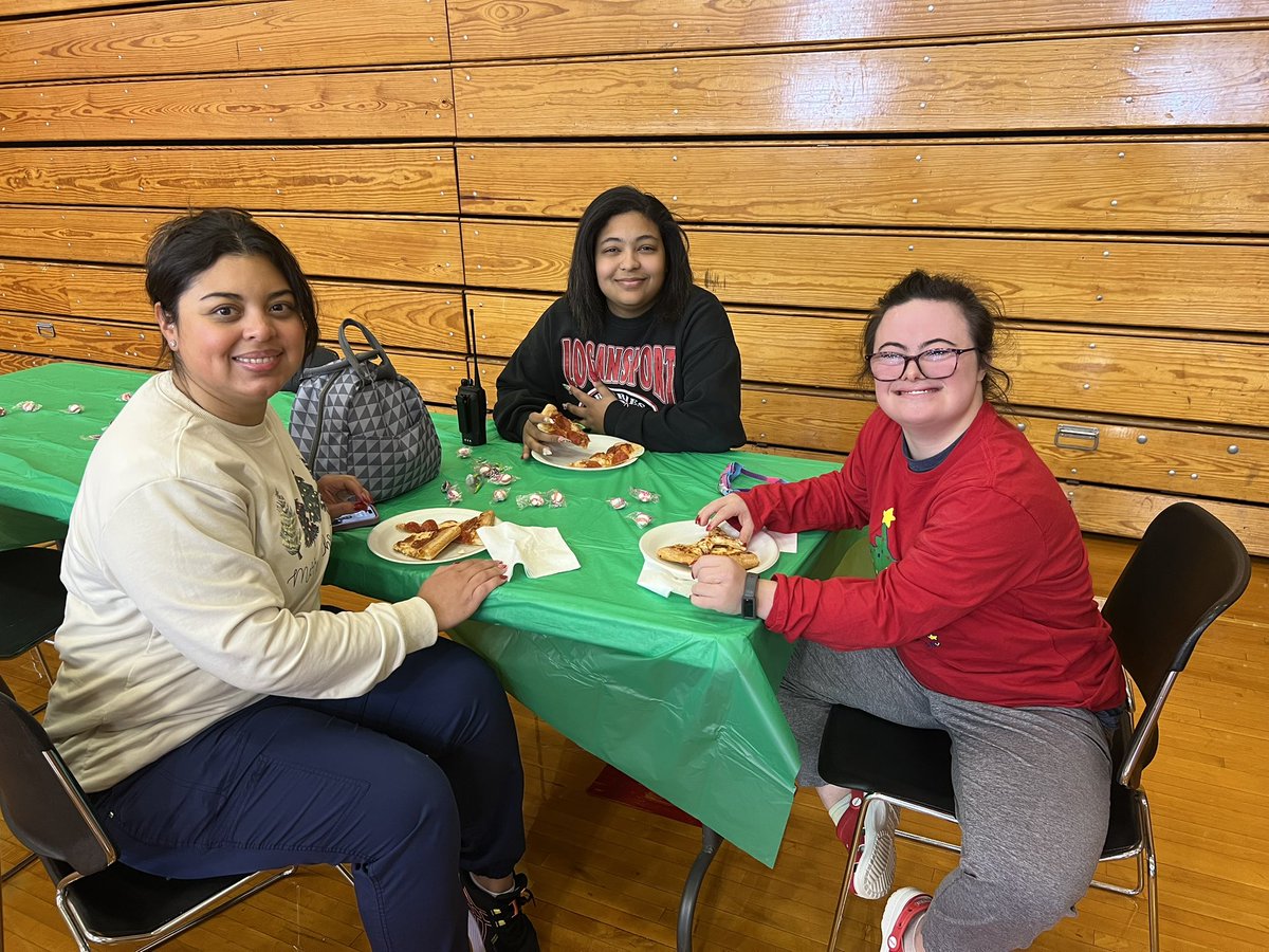 BerryStudentCo's tweet photo. Best of the Berries Pizza lunch today sponsored by Student Council, donation of water from Logansport Savings Bank and pizza from Pizza Hut. Thank you for a great semester Berries! Finish strong on your finals next week! We are Berry Proud of you!! ❤️💚🤍❤️💚 @LHS_Berries https://t.co/OM3inufjET