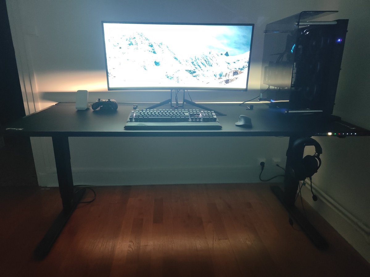 Valentin_LZR's tweet photo. Nouveau setup de qualité avec le Magnus Pro XL de #Secretlab et un cable management au top ! https://t.co/Ch0RALxfow