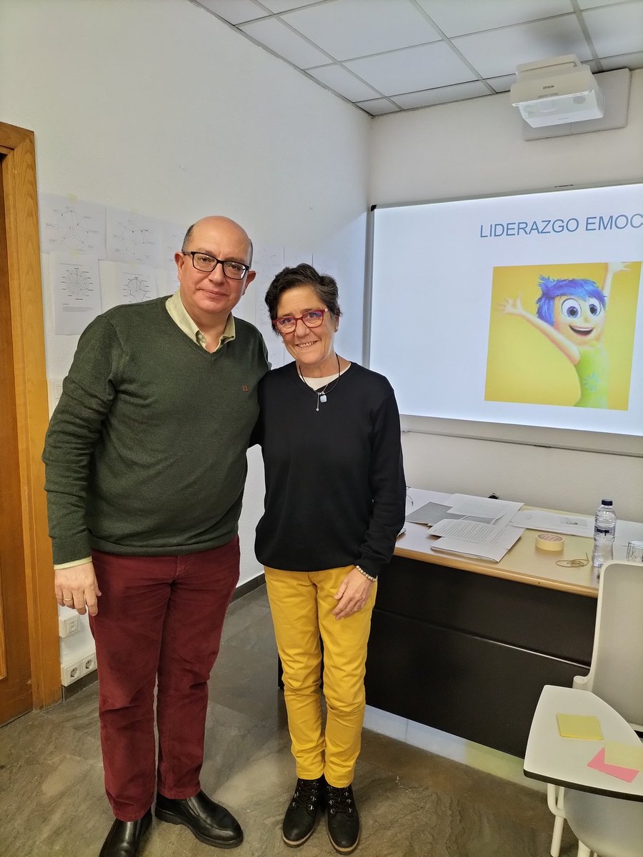 Para quienes creemos en lo público, encontrar a personas como <a href="/luciaquirogarey/">lucia quiroga rey</a>, que irradia energía, optimismo realista, conocimiento y empatía nos ayuda a llegar "pasito a pasito" a la inteligencia emocional. Gracias por tu magnífico curso y a <a href="/cemcigranada/">CEMCi</a> por organizarlo.