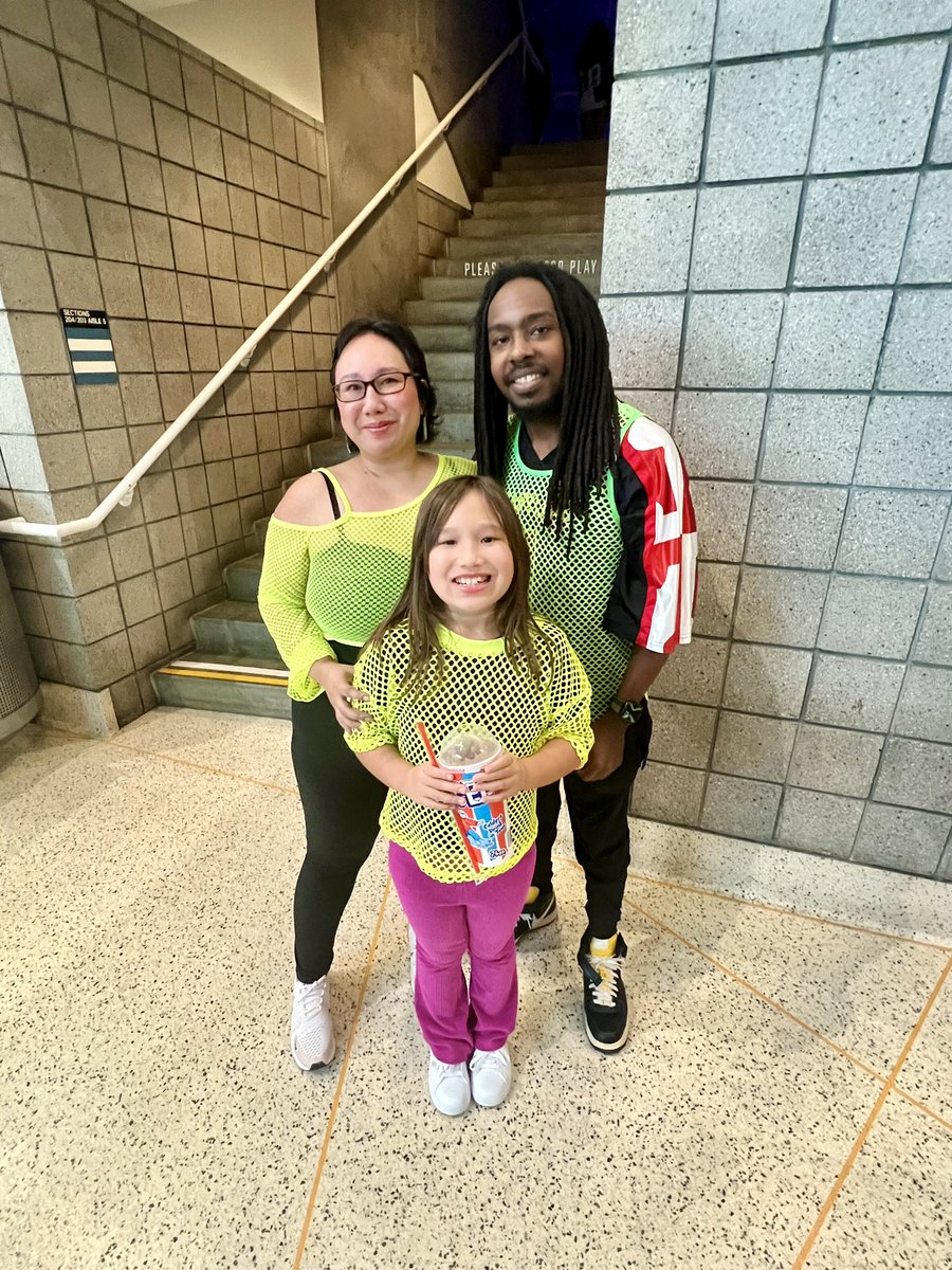 lizgainsexp's tweet photo. We wore matching neon to the Billie Eilish concert, and so many ppl stopped to tell us they loved our look 🥰 https://t.co/l4znIktXlk