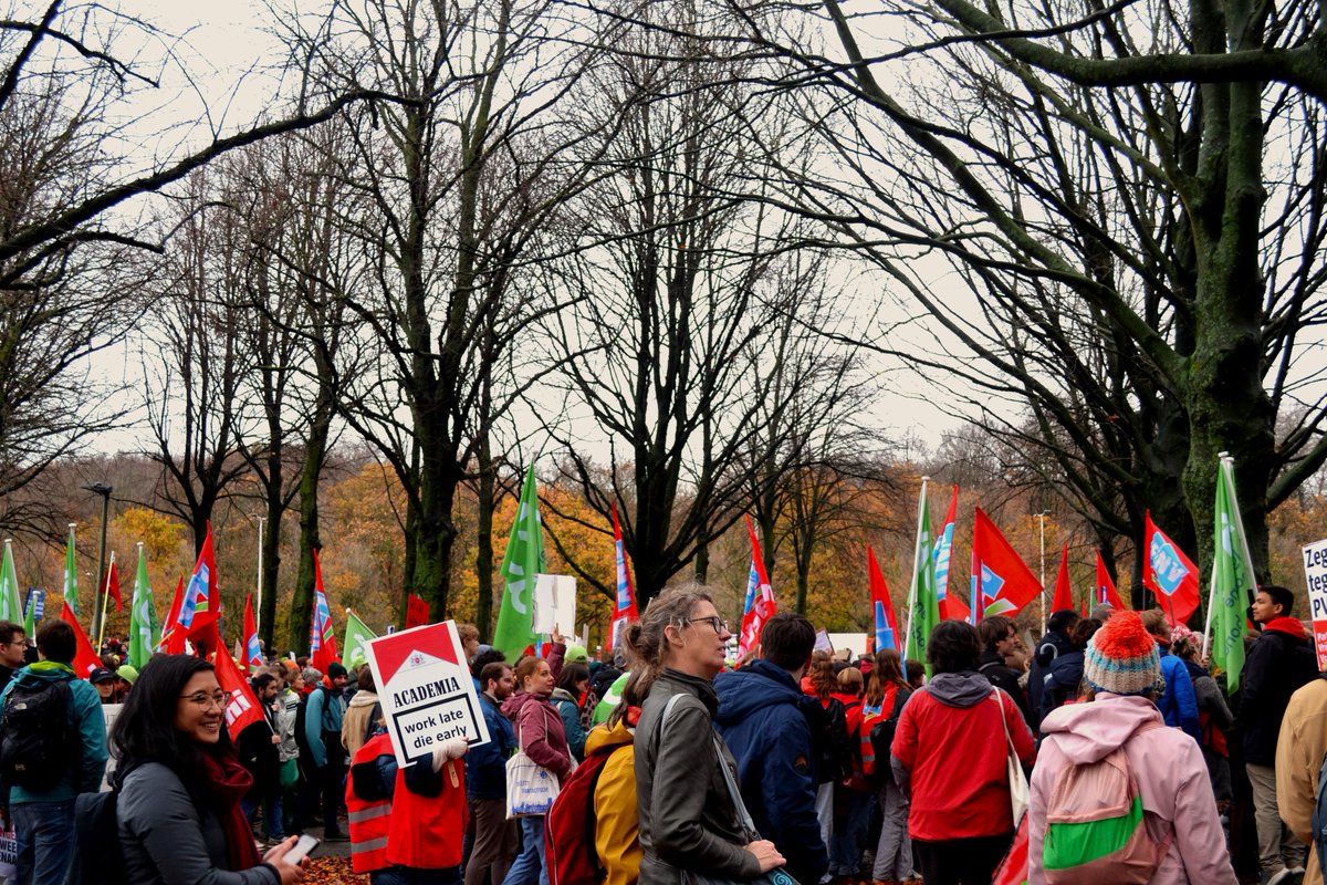 Universiteiten van Nederland (@tweetsunl) on Twitter photo Vanavond wordt er over de onderwijsbegroting gestemd in de <a href="/2eKamertweets/">Tweede Kamer</a>. Wetenschapsorganisaties <a href="/_knaw/">De KNAW</a> <a href="/NWONieuws/">NWO Nieuws</a>, NFU en UNL maken zich grote zorgen over de gevolgen van de bezuinigingen. 90% van de voorgenomen bezuinigingen op wetenschappelijk onderzoek blijven staan met Vanavond wordt er over de onderwijsbegroting gestemd in de <a href="/2eKamertweets/">Tweede Kamer</a>. Wetenschapsorganisaties <a href="/_knaw/">De KNAW</a> <a href="/NWONieuws/">NWO Nieuws</a>, NFU en UNL maken zich grote zorgen over de gevolgen van de bezuinigingen. 90% van de voorgenomen bezuinigingen op wetenschappelijk onderzoek blijven staan met