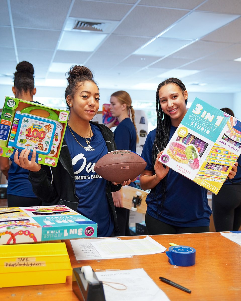 FAUWBB_Hoops's tweet photo. Had a great time helping prepare holiday gifts with Spirit of Giving this morning!

#WinningInParadise https://t.co/LRYb4nD9gr