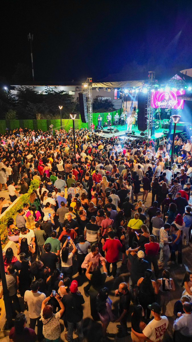 JS_Palacios's tweet photo. San Vicente vuelve a hacer la Capital de la Música de El Salvador!
Un Centro Histórico Revitalizado gracias a nuestro Presidente de la República @nayibbukele del cual los miles de Vicentinos disfrutaron del tradicional Gran Carnaval de los Indios en el Parque José Cañas. https://t.co/5DBrwLk3ap