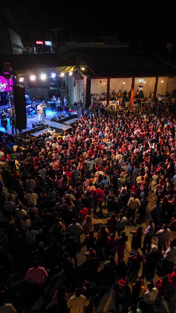 JS_Palacios's tweet photo. San Vicente vuelve a hacer la Capital de la Música de El Salvador!
Un Centro Histórico Revitalizado gracias a nuestro Presidente de la República @nayibbukele del cual los miles de Vicentinos disfrutaron del tradicional Gran Carnaval de los Indios en el Parque José Cañas. https://t.co/5DBrwLk3ap