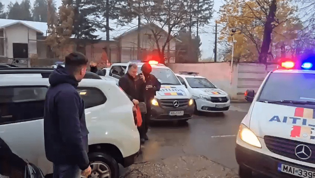 devenireuropeo's tweet photo. 🚩Tras el homenaje a #Codreanu en Tâncâbeşti; Florin Dobrecu, su esposa Ioana Dobrescu, Şerban Suru y otros activistas fueron detenidos. En #Rumanía está prohibido el recuerdo de los héroes legionarios y se castiga con penas de prisión.
HONOR a los LEALES 🔥 https://t.co/8tuKYukRdo
