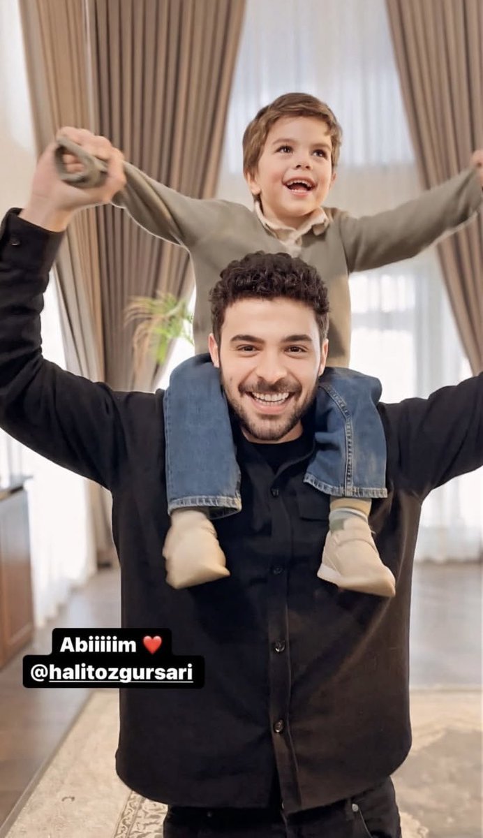 flower28583's tweet photo. This is soooo sweet to see these two happy babies 😍❤️❤️🤏🏻
#HalitÖzgürSarı #dogubalkay #YamCano https://t.co/au5960NxS5