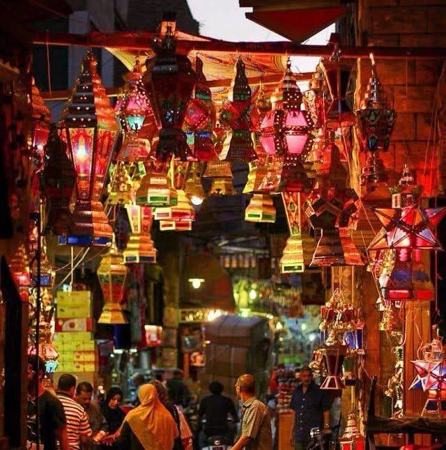 الاحتفالات الدينية في مصر بتجمع بين المسلمين والمسيحيين في جو من المحبة والوحدة. في رمضان وعيد الفطر، الشوارع مليانة بالفرح والزغاريد، والناس بتتجمع مع بعض. أما في الأعياد المسيحية زي عيد الميلاد المجيد و عيد القيامة.
#Golden_Egypt 
#SEP
#EPSF