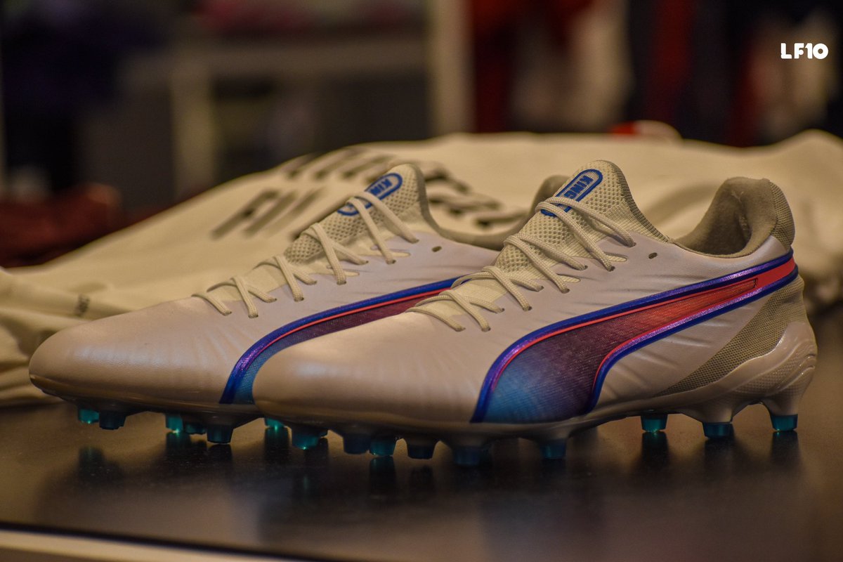 LF10_Oficial's tweet image. Clásico que nunca falla 👑⚽️ 

Las nuevas Puma King Ultimate están en LF10. Tecnología de punta y diseño icónico para que domines el balón como las leyendas. ⭐️

¡Ven por las tuyas y vive la experiencia única de esta entrega!

👑⚽️ 

#LF10