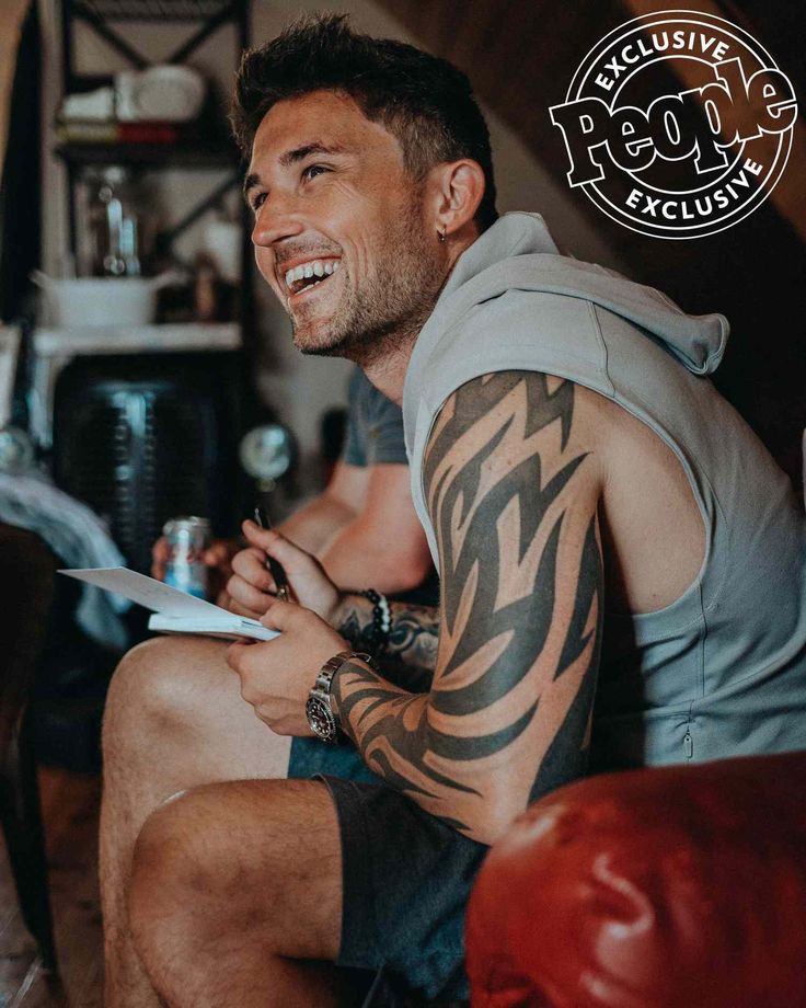 Rayraynation_'s tweet photo. I need y'all on here 
To every one of my fans out there 
Merry Christmas ⛄🎄
#Michaelray https://t.co/Y7OMdIClj9