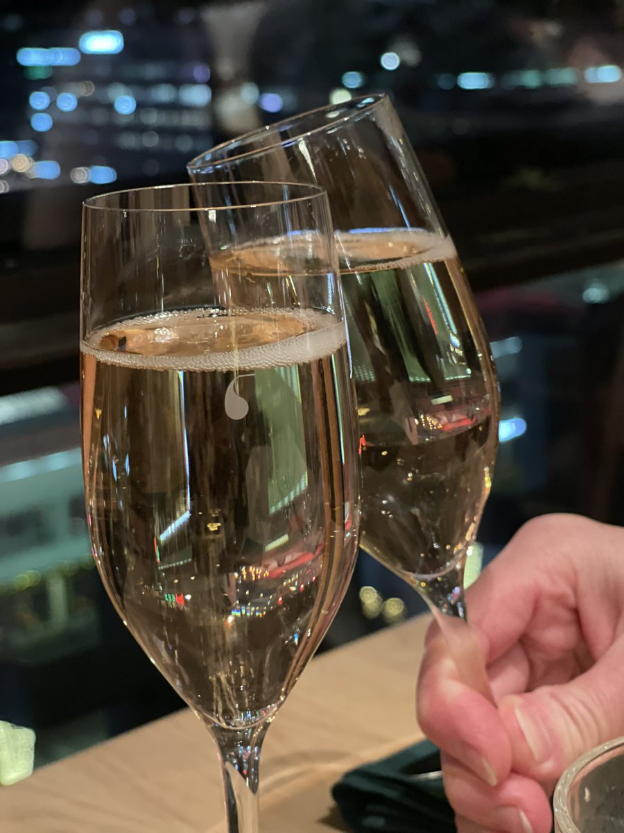 Hieno joulun aloitus <a href="/PoliisiHelsinki/">Helsingin poliisilaitos</a> poliisisoittokunnan joulukonsertissa. Upea ohjelma ja Temppeliaukion kirkko täynnä osallistujia. Paikalla paljon hyviä ja parhaita tuttuja. 
Tilaisuudesta jäi niin hyvä mieli, että iltaa lähdettiin jatkamaan 10. kerrokseen. 
Hyvää 🎄 aikaa