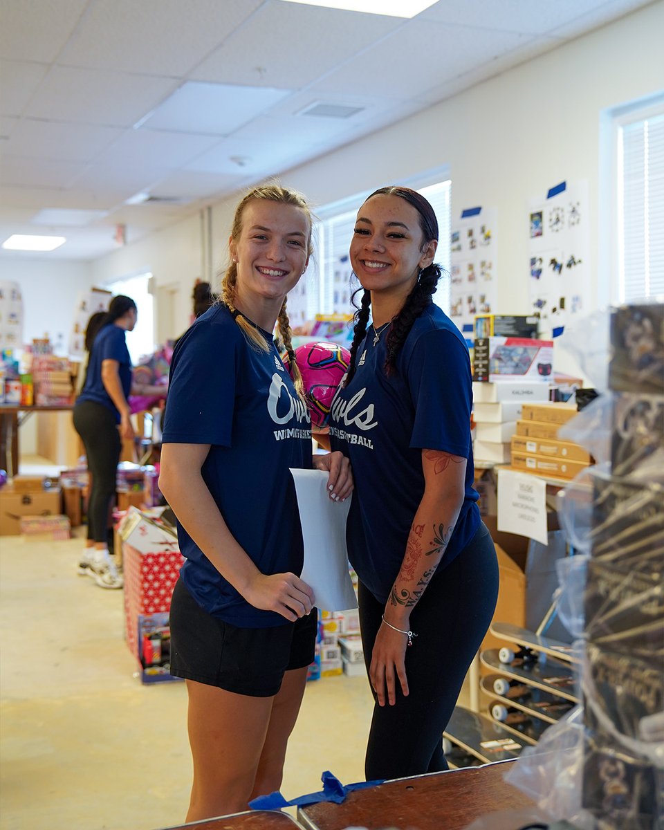 FAUWBB_Hoops's tweet photo. Had a great time helping prepare holiday gifts with Spirit of Giving this morning!

#WinningInParadise https://t.co/LRYb4nD9gr