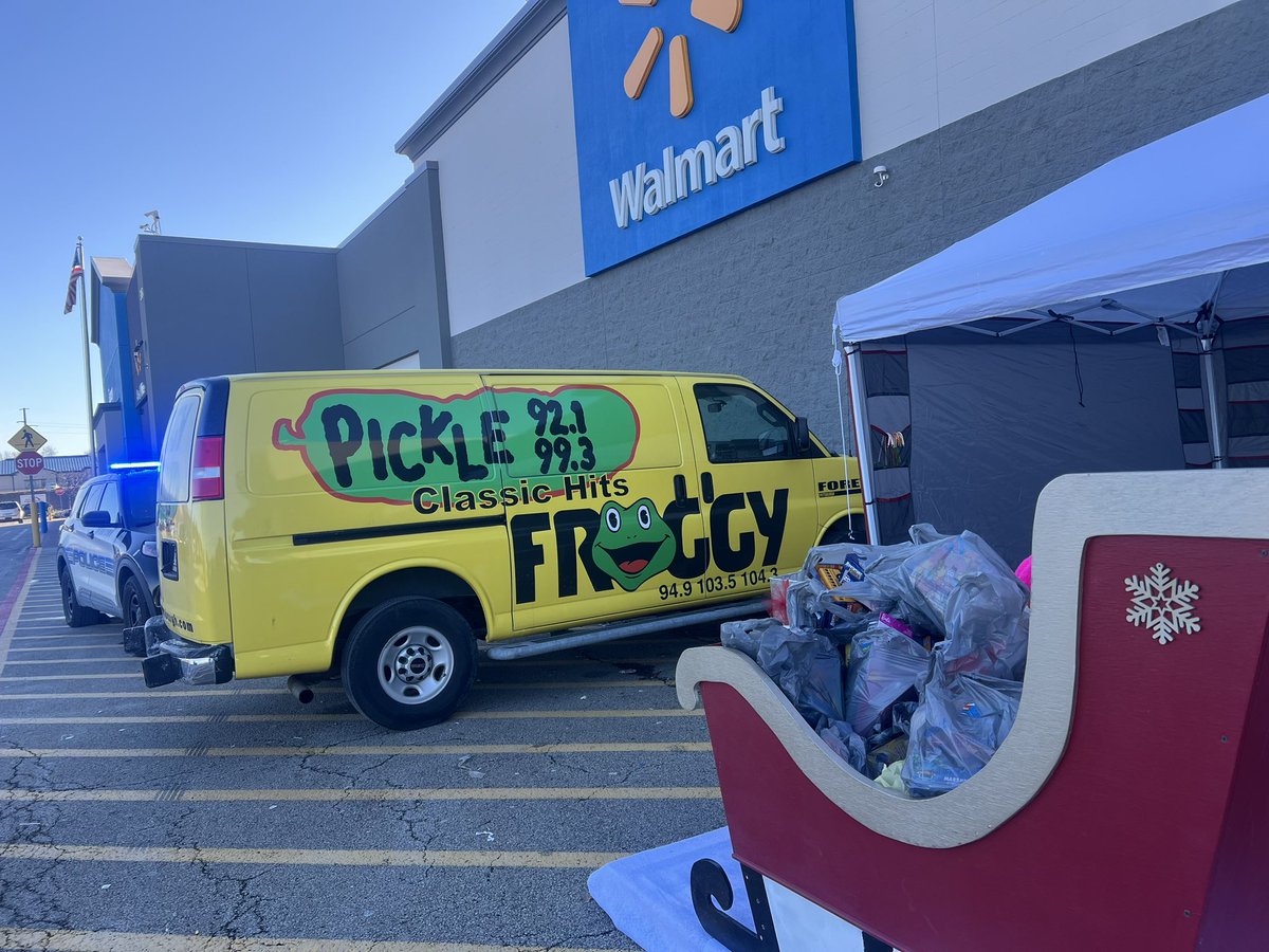 radiofroggy's tweet photo. #SantaCop https://t.co/Y2lyE6sVtk