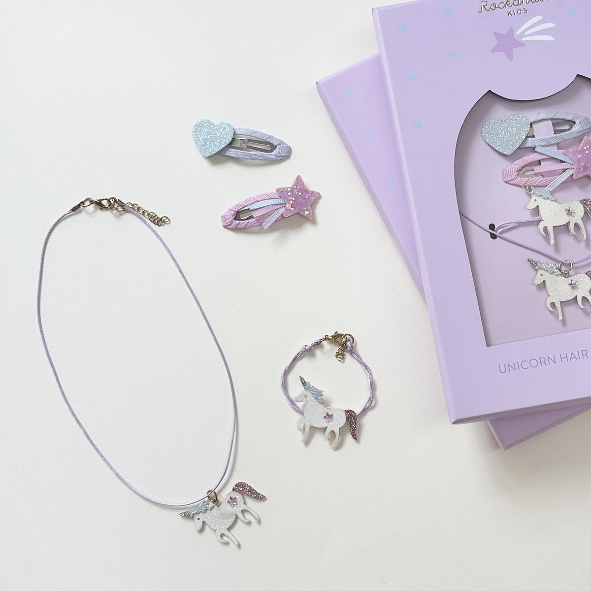 🎁 The perfect postable Christmas gift is here! 🎄 Our gorgeous gift boxes include a necklace, bracelet, and matching hair clips! 

#christmasgifts #postablegifts #kidsgifts