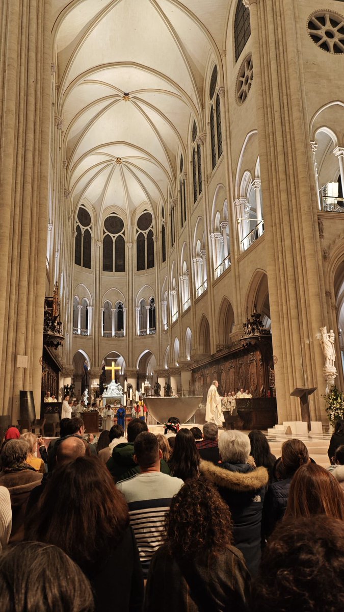 UniversalHgo's tweet photo. Festejan a la #VirgenDeGuadalupe en la Catedral de Notre Dame de #París; es la primera misa en honor a la guadalupana tras el cierre de la iglesia tras un incendio.

Video: @MKlaus73   @colibrynews  
Nota:  https://t.co/ue17rUs4d2 https://t.co/xjDRNvr6M8