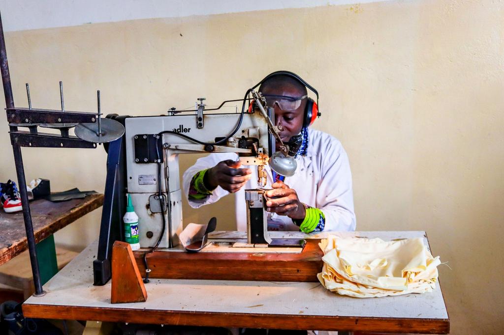 Gitega's tweet image. Avant d'entre dans bain de l'ordre du jour les participants ont effectués  une visite guidé au sein du centre #CNAR  pour voir le mode de traitement des patients et et  comment on fabrique les appareils de réadaptation.