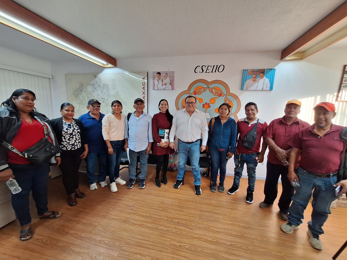 Recibí a autoridades de Santo Tomás Mazaltepec y La Colonia La Gotera, en la #CasaDelPueblo para impulsar el desarrollo académico de jóvenes en Bachilleratos Integrales Comunitarios, escuchando estrategias educativas y demandas de nuestros pueblos indígenas.