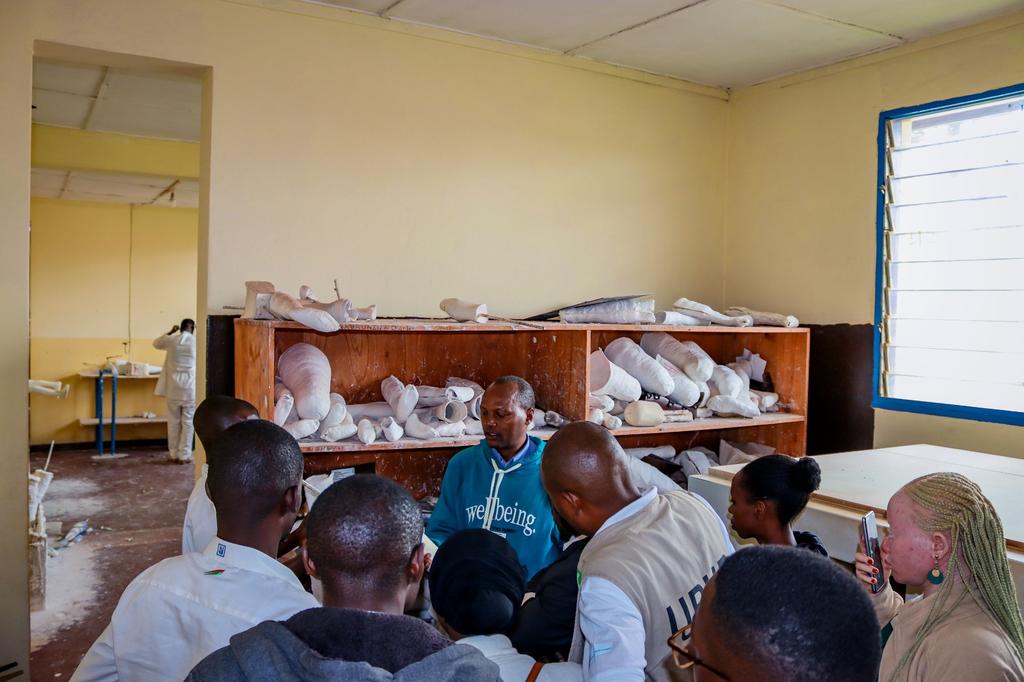 Gitega's tweet image. Avant d'entre dans bain de l'ordre du jour les participants ont effectués  une visite guidé au sein du centre #CNAR  pour voir le mode de traitement des patients et et  comment on fabrique les appareils de réadaptation.