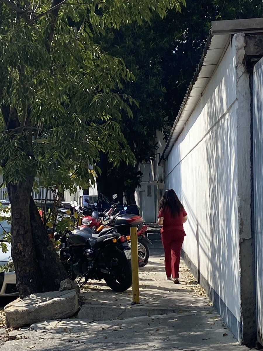 Autoridades omisas! Hoy las banquetas son espacios estacionar motos. A nadie le importa el peatón. #zonahospitalestlalpan <a href="/TlalpanVecinos/">Tlalpan Vecinos</a> <a href="/TlalpanAl/">Alcaldía Tlalpan</a> <a href="/LaSEMOVI/">Secretaría de Movilidad CDMX</a>  Calle 11 Mz 14. B Dominguez Seccion XVI