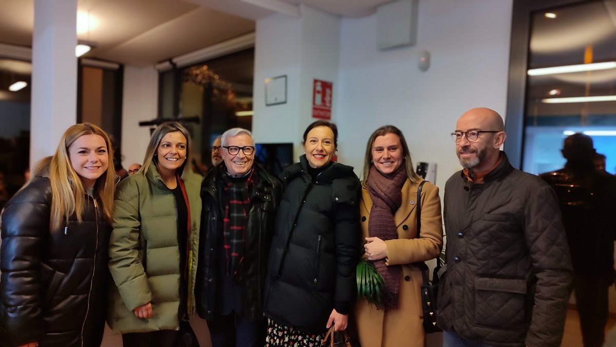 socialistas_ou's tweet photo. Todo o mundo coñece a alguén que está loitando por algo. Podería ser o teu amigo, a túa veciña, un familiar...

 👇 Fotos desta tarde na presentación de 'Fuera de Juego' da viguesa Patricia Fernández 📚✨ https://t.co/GubwFoOAKb