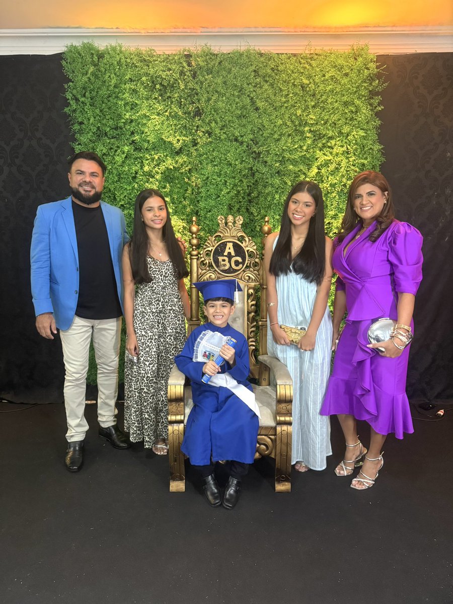 EmanuelDennerSR's tweet photo. Meu coração tá só gratidão, meu Deus!! 🙌
Sou muito feliz Senhor, pelo filho maravilho que tu me deste… 
Hoje (12.12), meu Príncipe tem sua primeira formatura acadêmica - que venham muitas outras 🙌
Te amo Nicolas Costa de Sena Rosa 😍👨‍🎓 https://t.co/QwvjYzezN0