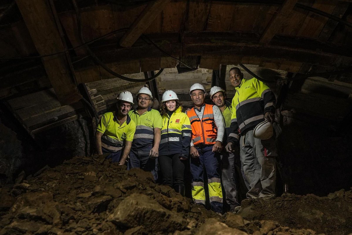 IdiazAyuso's tweet photo. La línea 11 es un eje que pasará de 8 a 33km, de Cuatro Vientos a Valdebebas.

6 millones y medio de viajeros al año utilizarán esta nueva línea de @metro_madrid, uno de los mejores suburbanos del mundo. 

Hoy, en la futura estación de Comillas. https://t.co/JyHONr8bcT