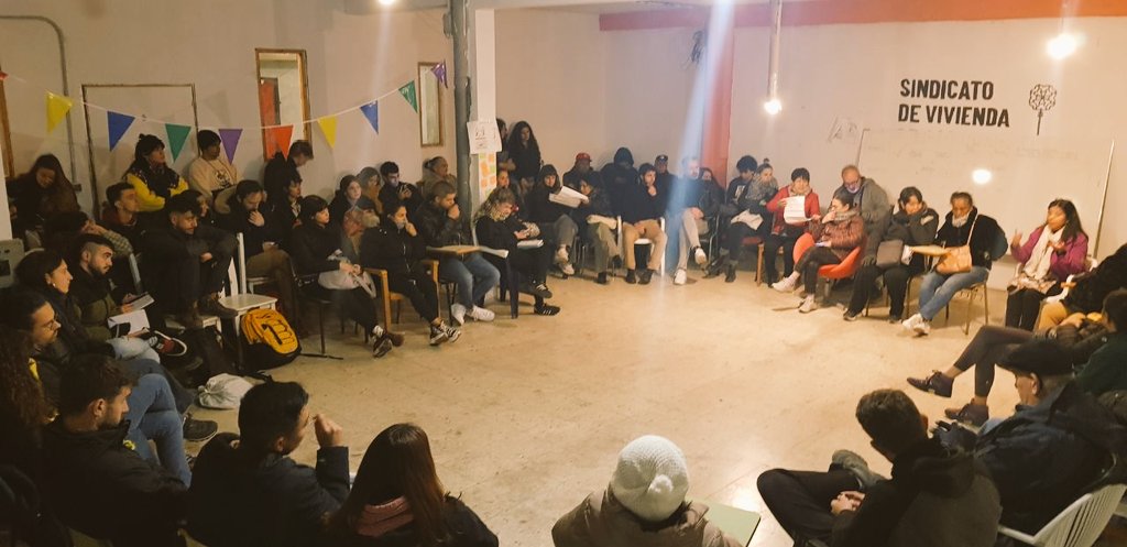 SVCarabanchel's tweet photo. Un jueves más reuniéndonos en nuestra asamblea semanal en el @EKO_Carabanchel

Si te has cansado de los chantajes de rentistas y fondos buitres o crees que la vivienda debe ser gratuita, universal y de calidad, organízate con el Sindicato!

🔑🌹 https://t.co/vxby3Prc5b