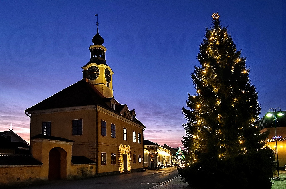 Rauma haluaa profiloitua vahvasti joulukaupungiksi teemalla #PitsikaupunginJoulu.
Maailmanperintökohde Vanhassa Raumassa onkin ihan mukavaa tunnelmaa, vaikka lunta ei nyt maassa olekaan.
Vuonna 1776 valmistunut vanha Raatihuone on parhaillaan remontissa.
#Rauma #joulu