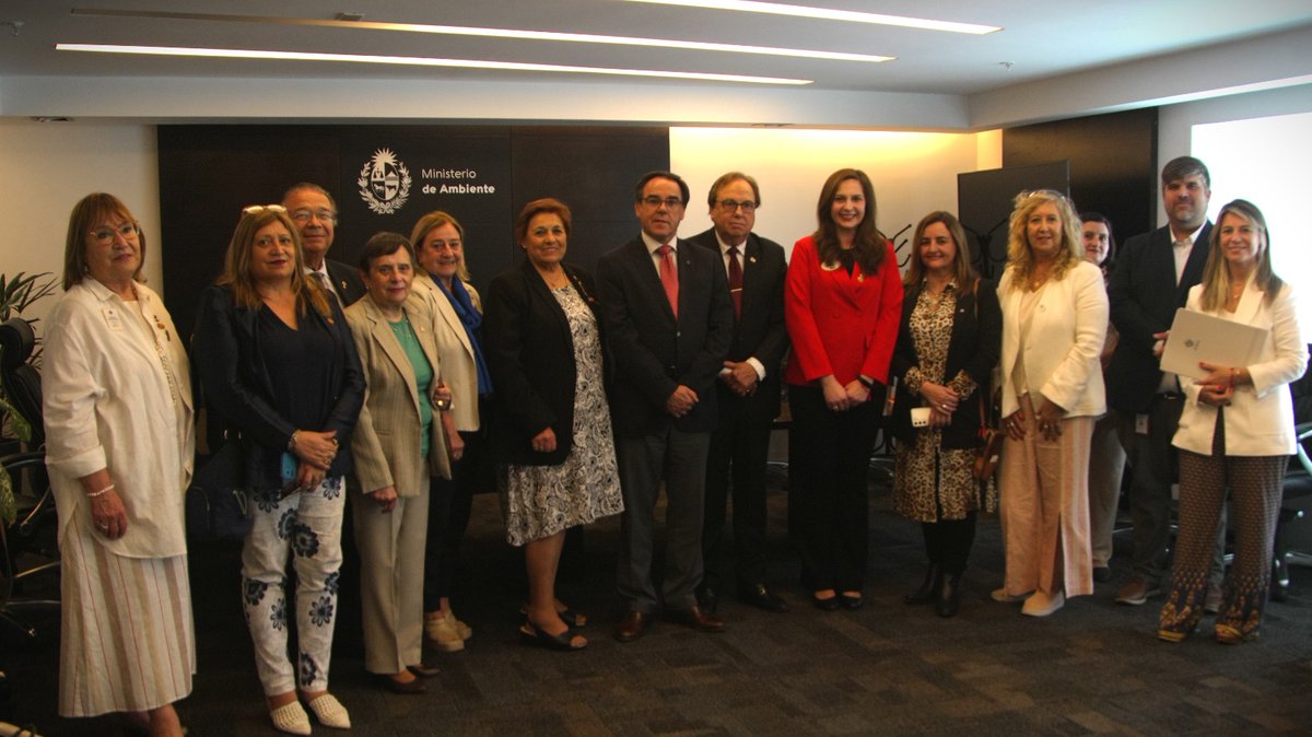 MAmbienteuy's tweet image. ✍🏽 Firmamos convenio de colaboración en educación ambiental con @Rotarymvd y la Asociación de Clubes de Leones.

🙌🏽 Se estableció una asociación de cooperación institucional en el marco de la promoción de la #educaciónambiental y el #desarrollosostenible
