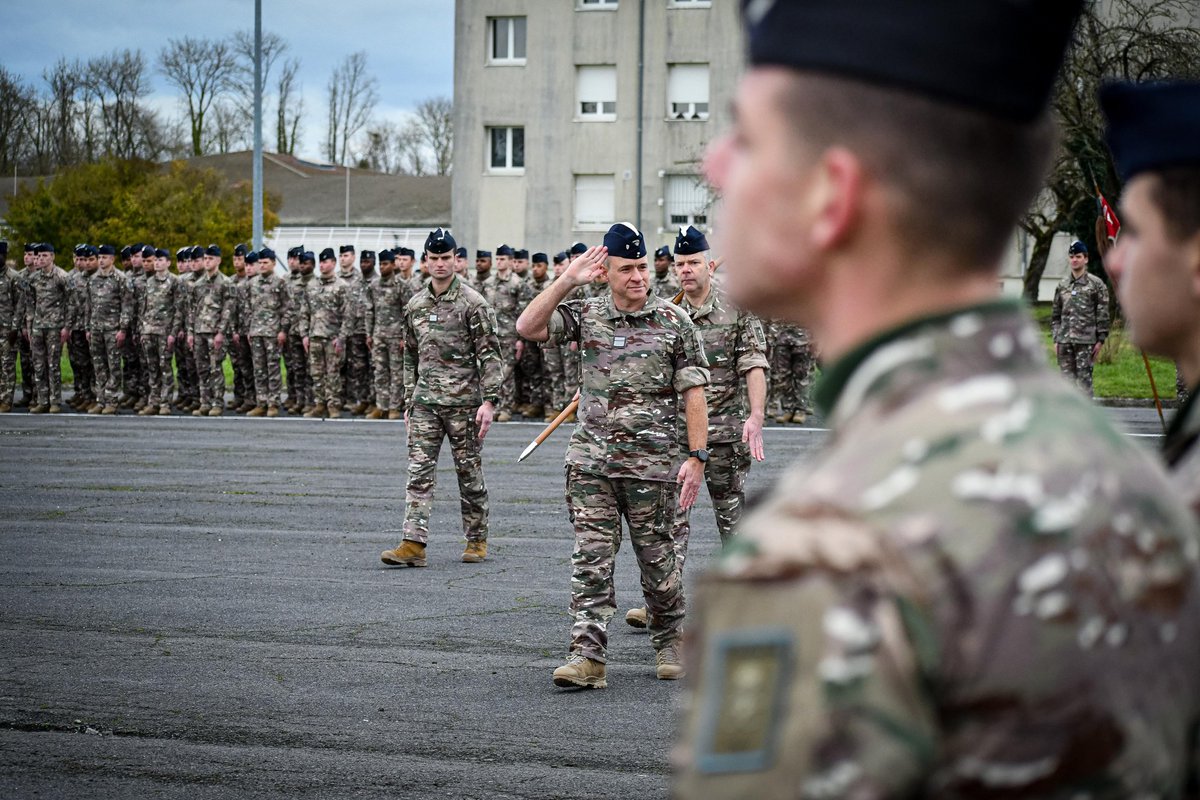 5eDragons's tweet image. Le #5eRD arbore désormais le treillis BME (bariolage multi-environnement), symbole d’innovation et d’adaptabilité. Première unité de la @7e_brig_blindee à en être équipée, le régiment illustre une nouvelle fois l’excellence interarmes de l’#ArméeDeTerre ! 🇫🇷

#MatosTerre #BME